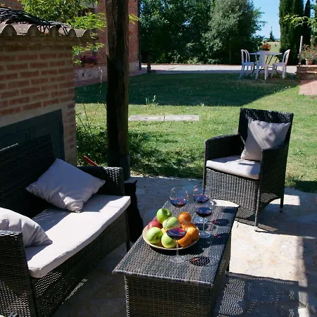 In Tuscany Near Siena's Charm Semesterbostad